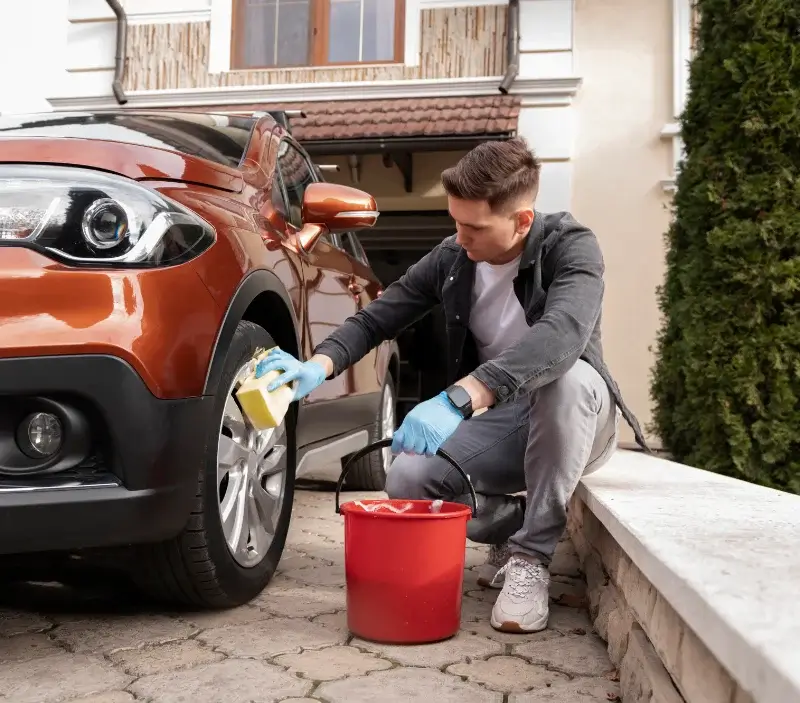 Lavage auto à domicile Saint-Just-près-Brioude : professionnel intervenant sur un véhicule